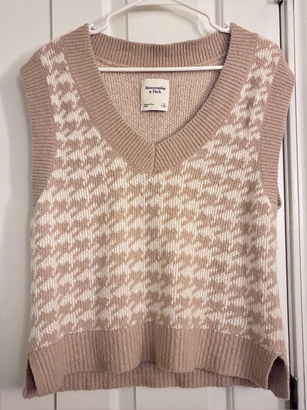 Abercrombie and Fitch tan and cream houndstooth sweater vest size small
